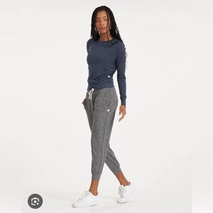 Vuori Dream Knit Performance Jogger in Excellent Preowned Condition! 🫶